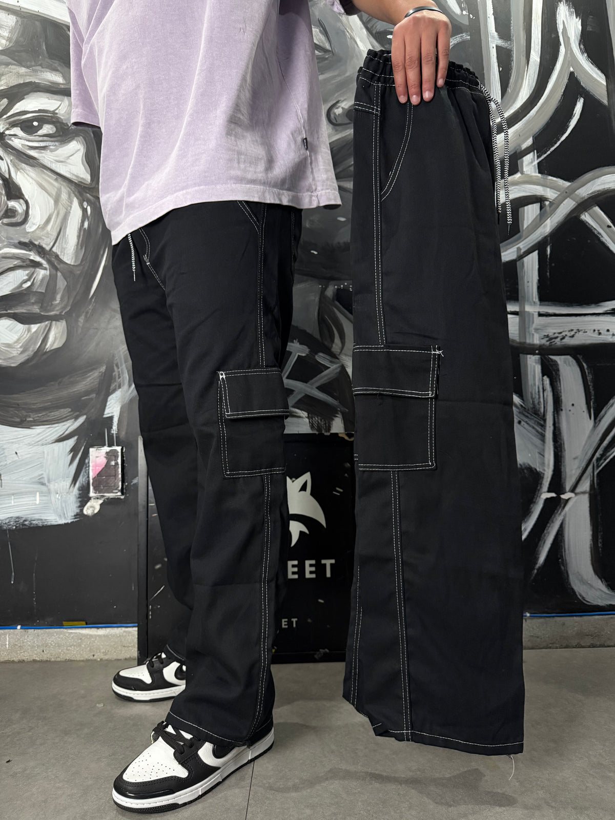 Calça Cargo Preta com Listra Branca