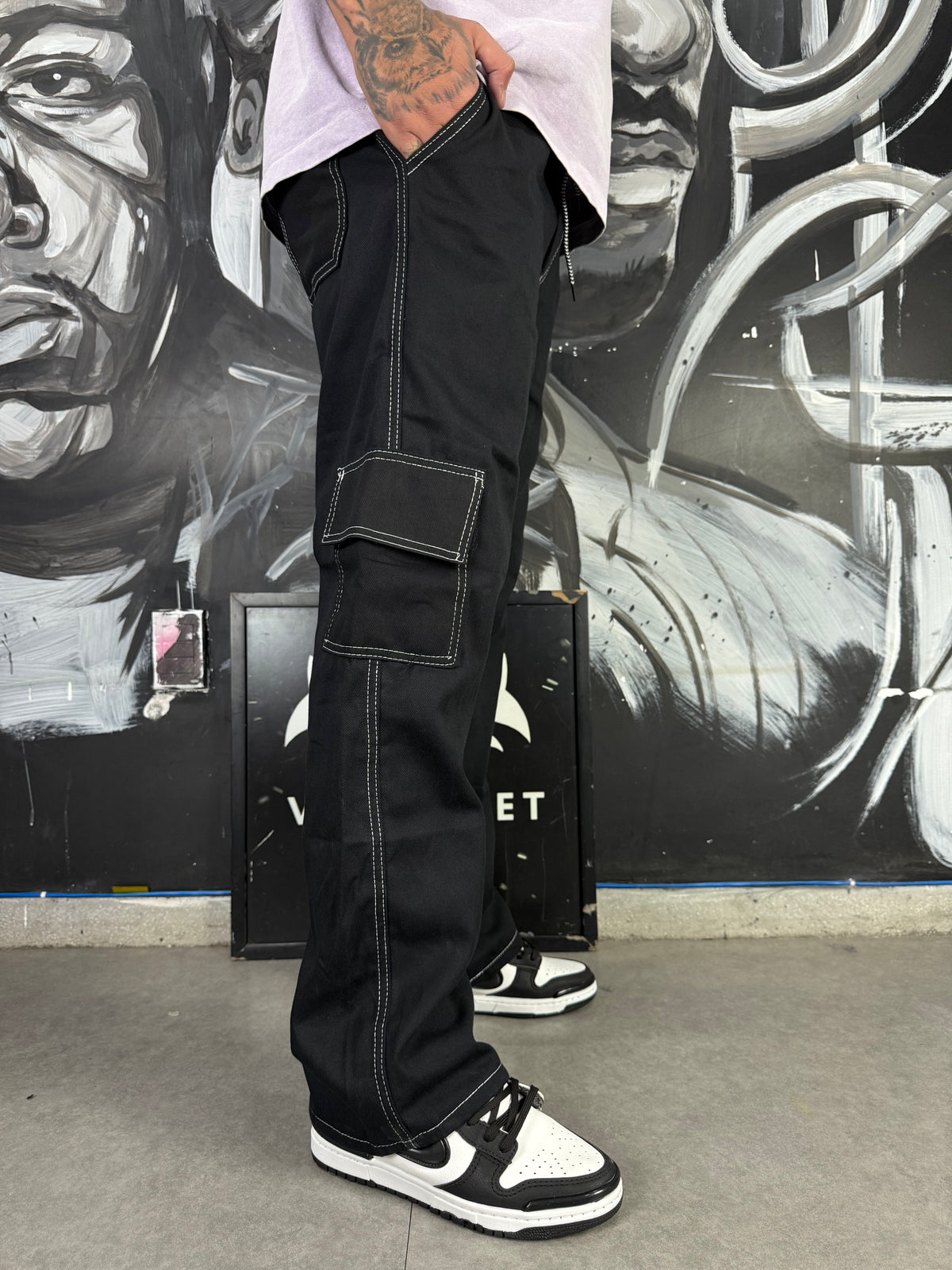 Calça Cargo Preta com Listra Branca