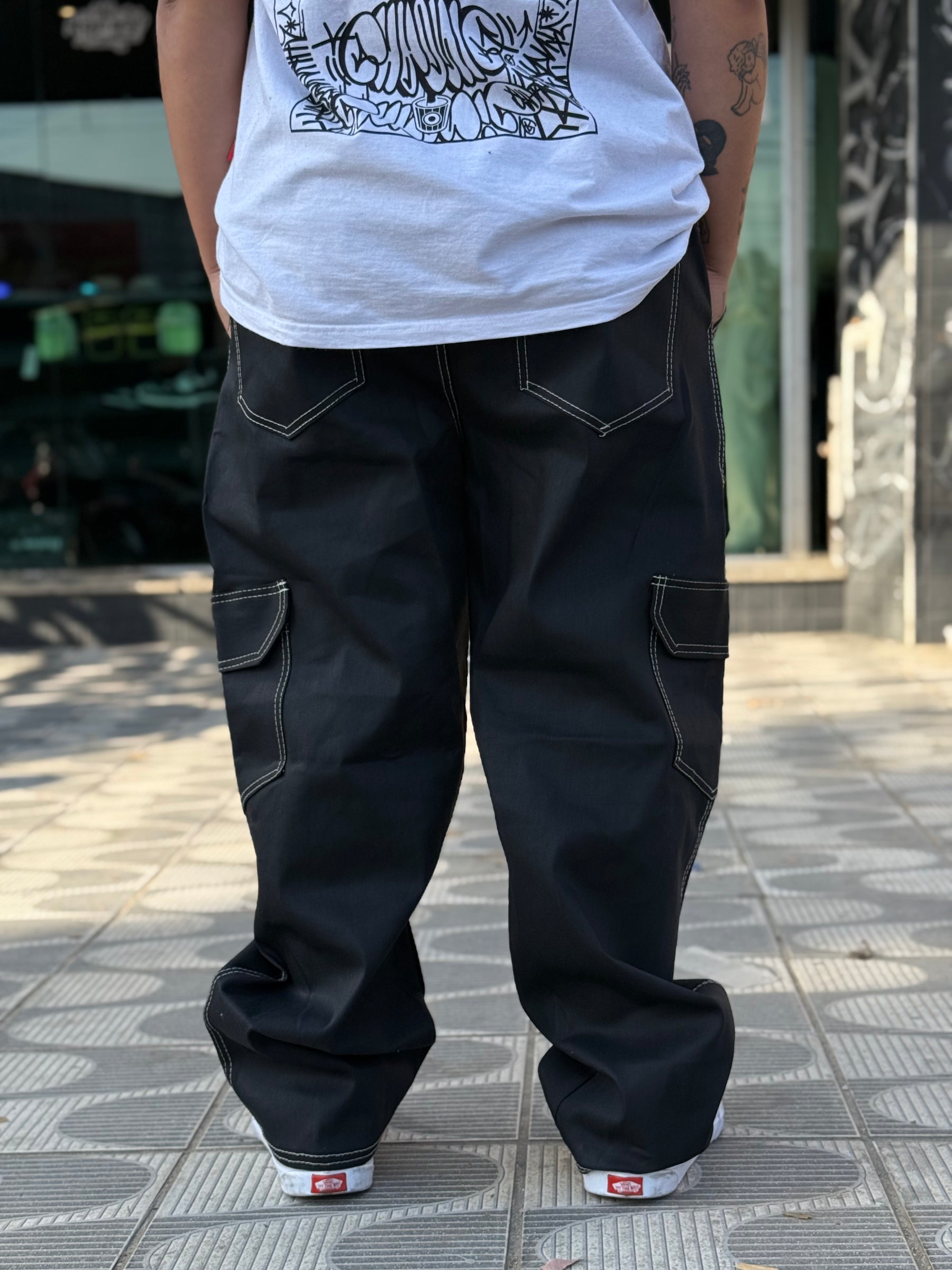 Calça Cargo Preto linhas brancas