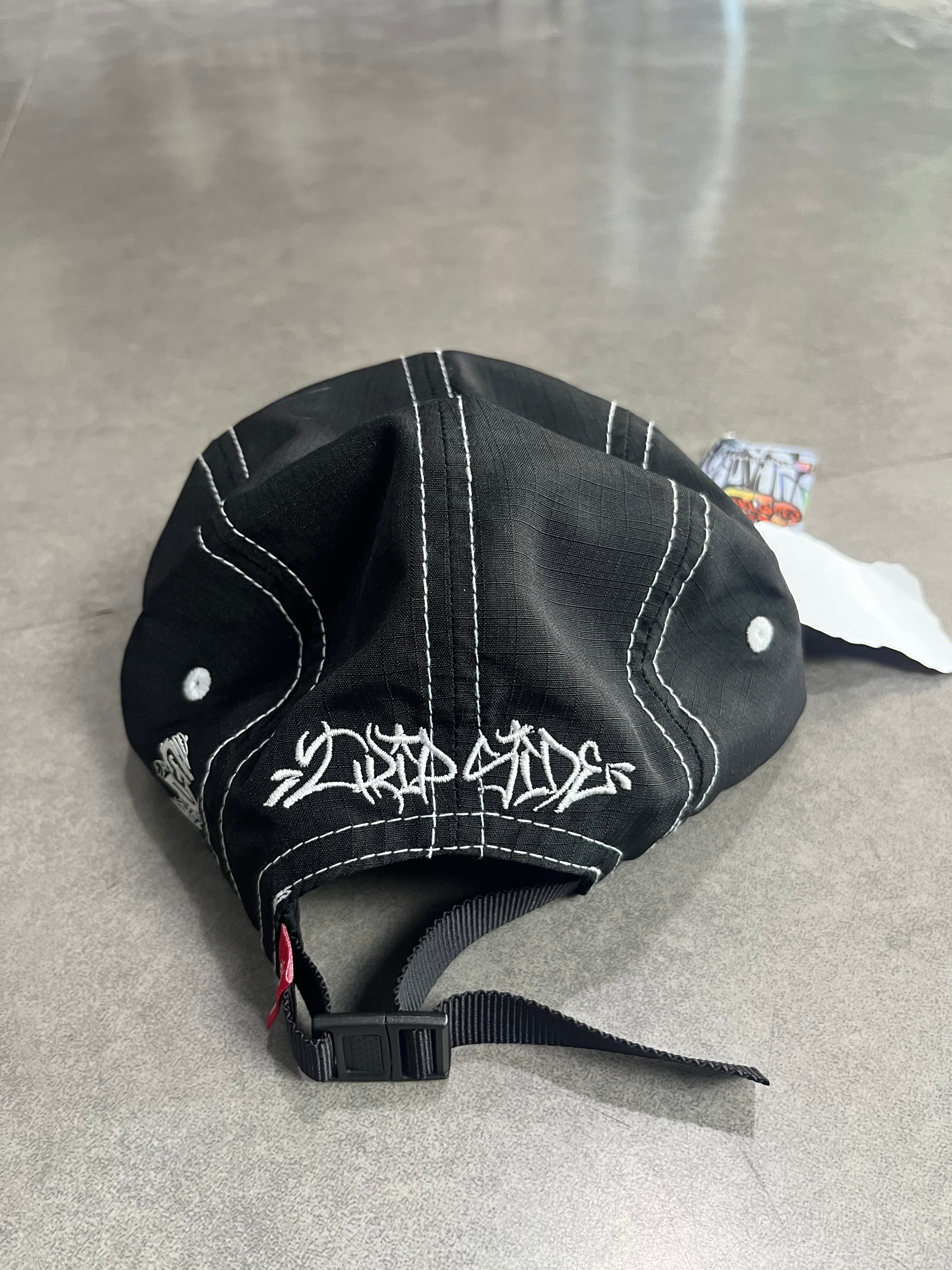 BONÉ FIVE PANEL TRIP SIDE