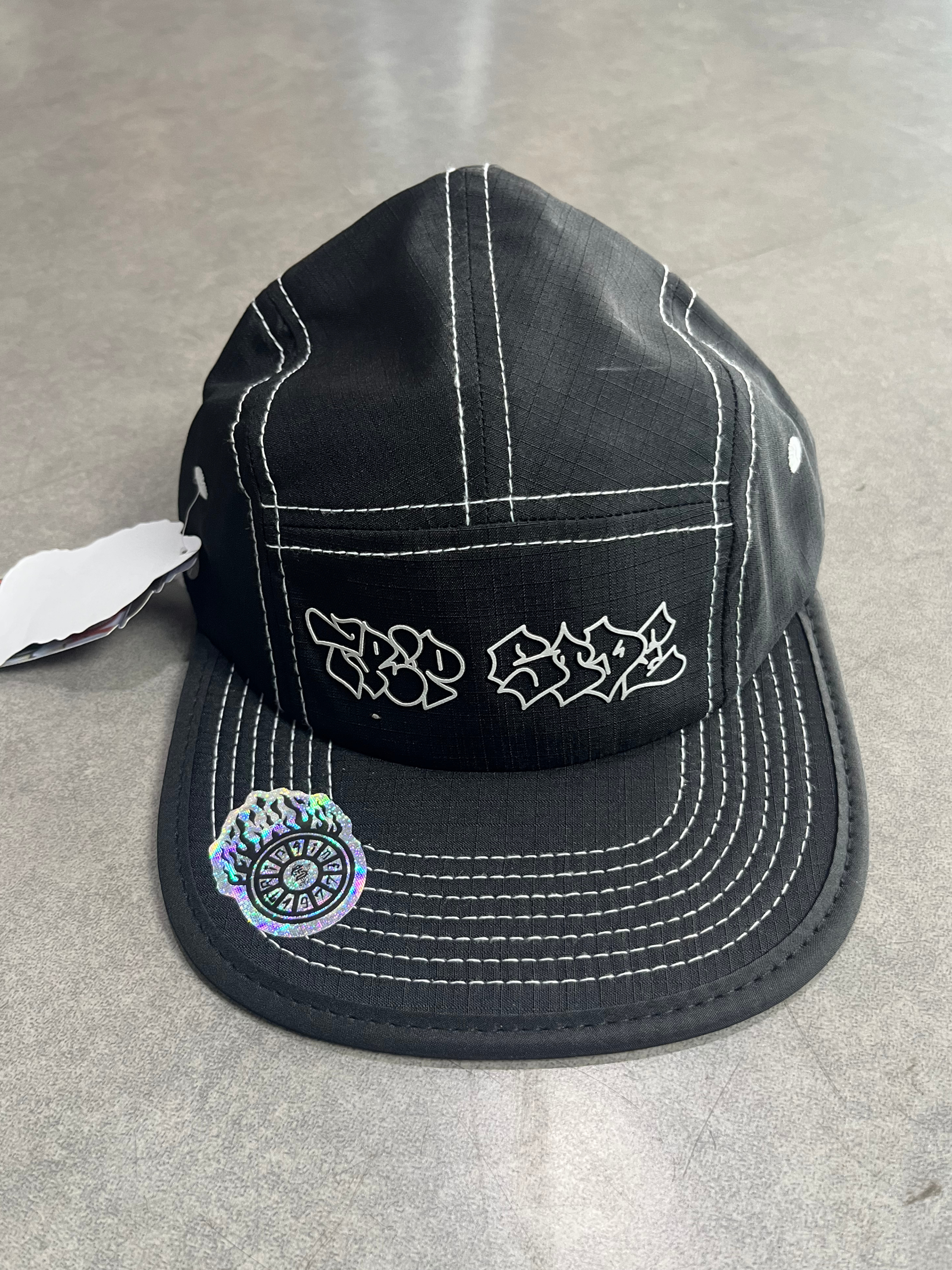 BONÉ FIVE PANEL TRIP SIDE