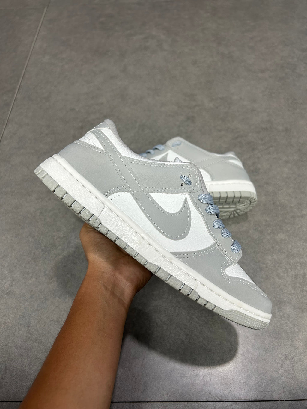 TÊNIS DUNK CINZA E BRANCO
