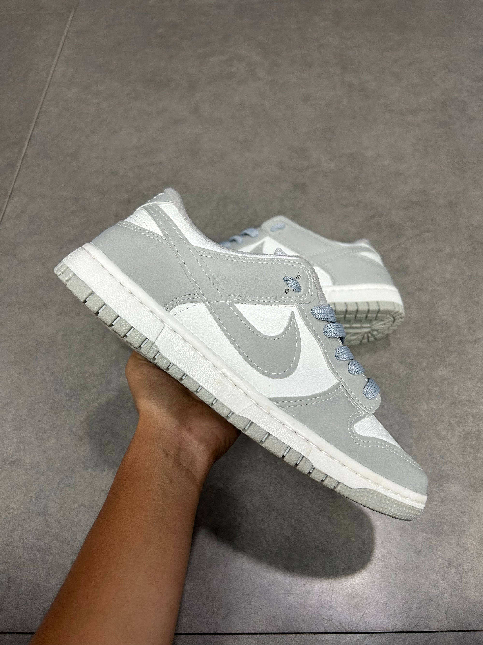 TÊNIS DUNK CINZA E BRANCO