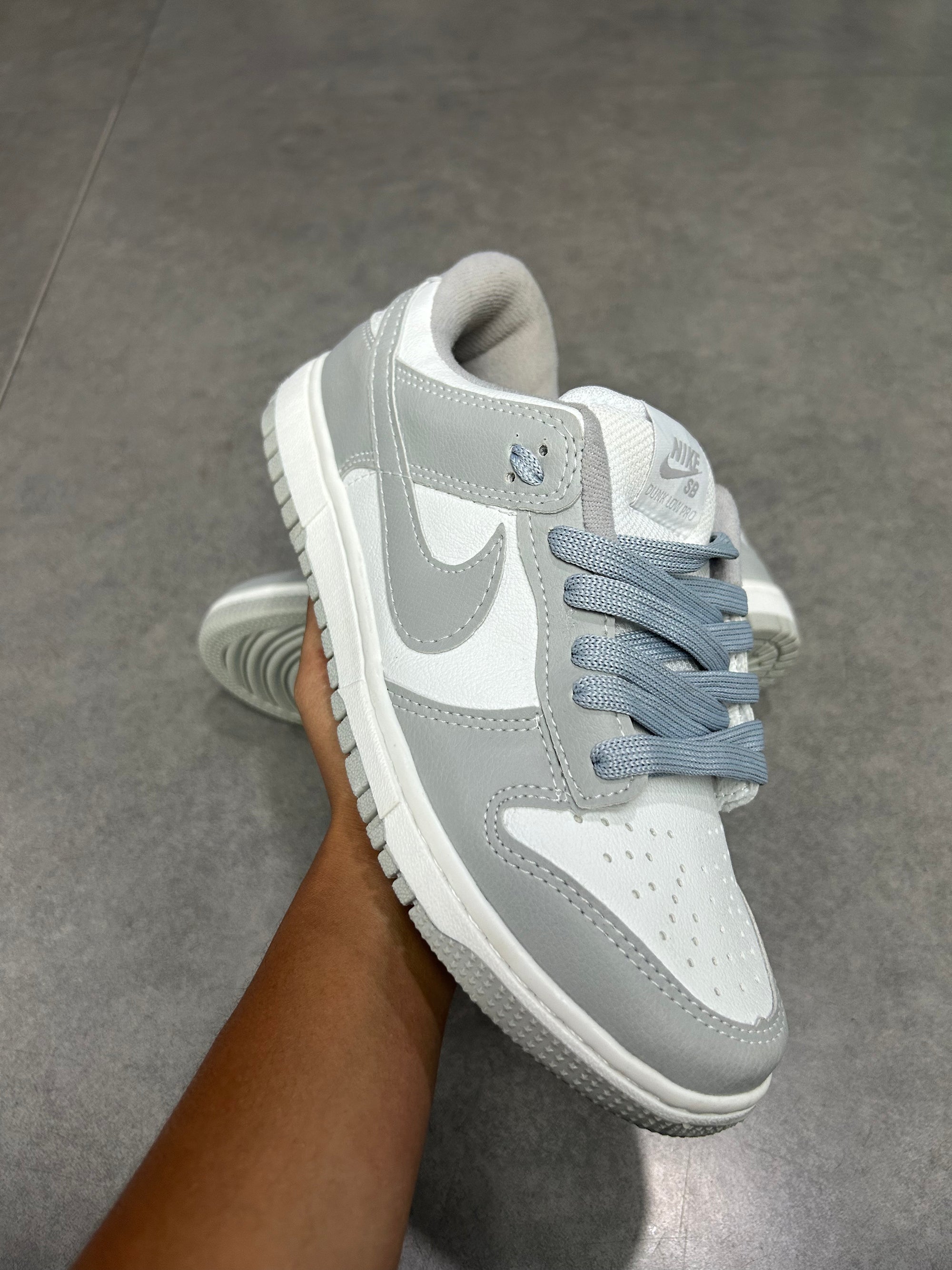 TÊNIS DUNK CINZA E BRANCO