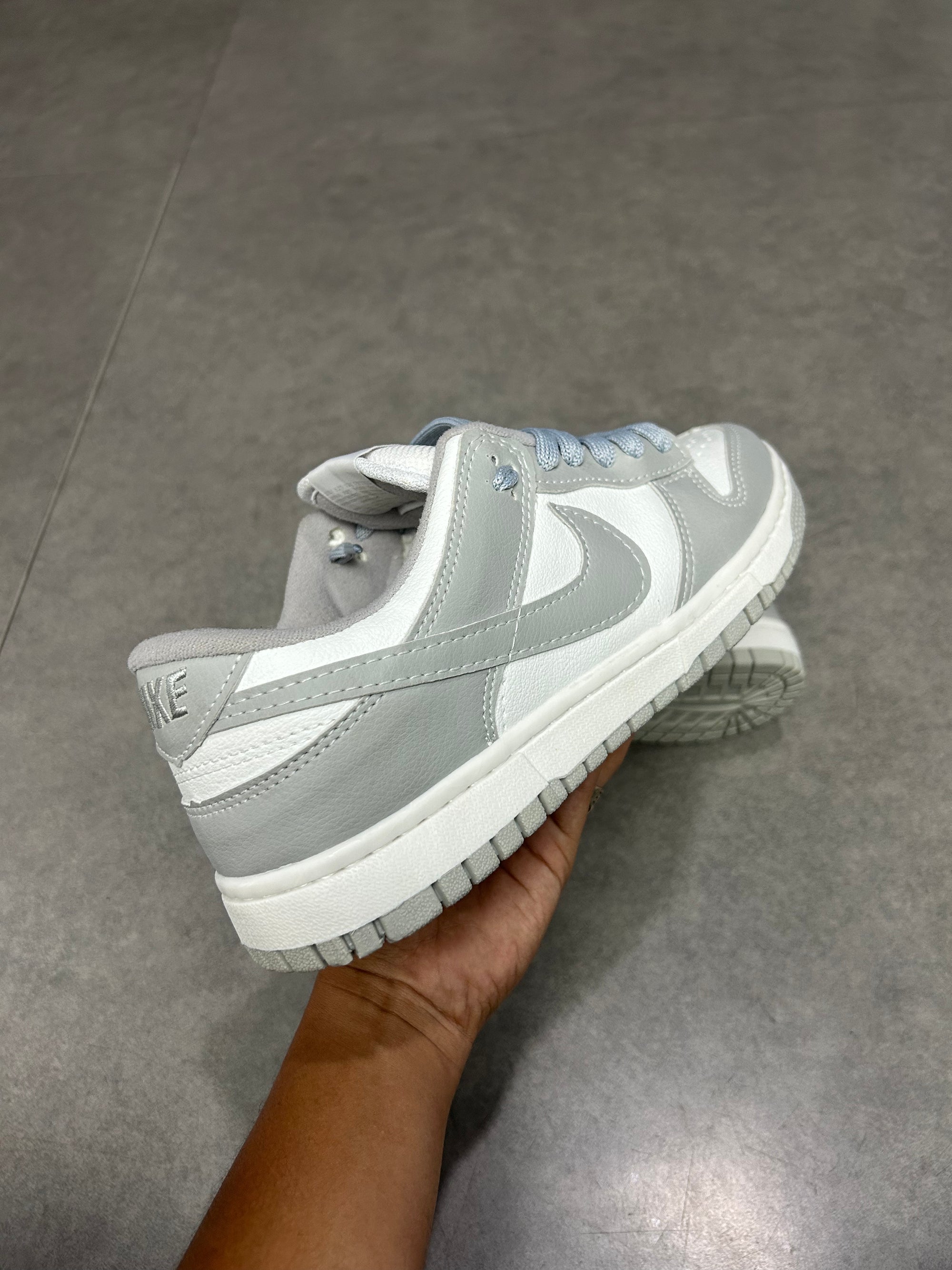 TÊNIS DUNK CINZA E BRANCO