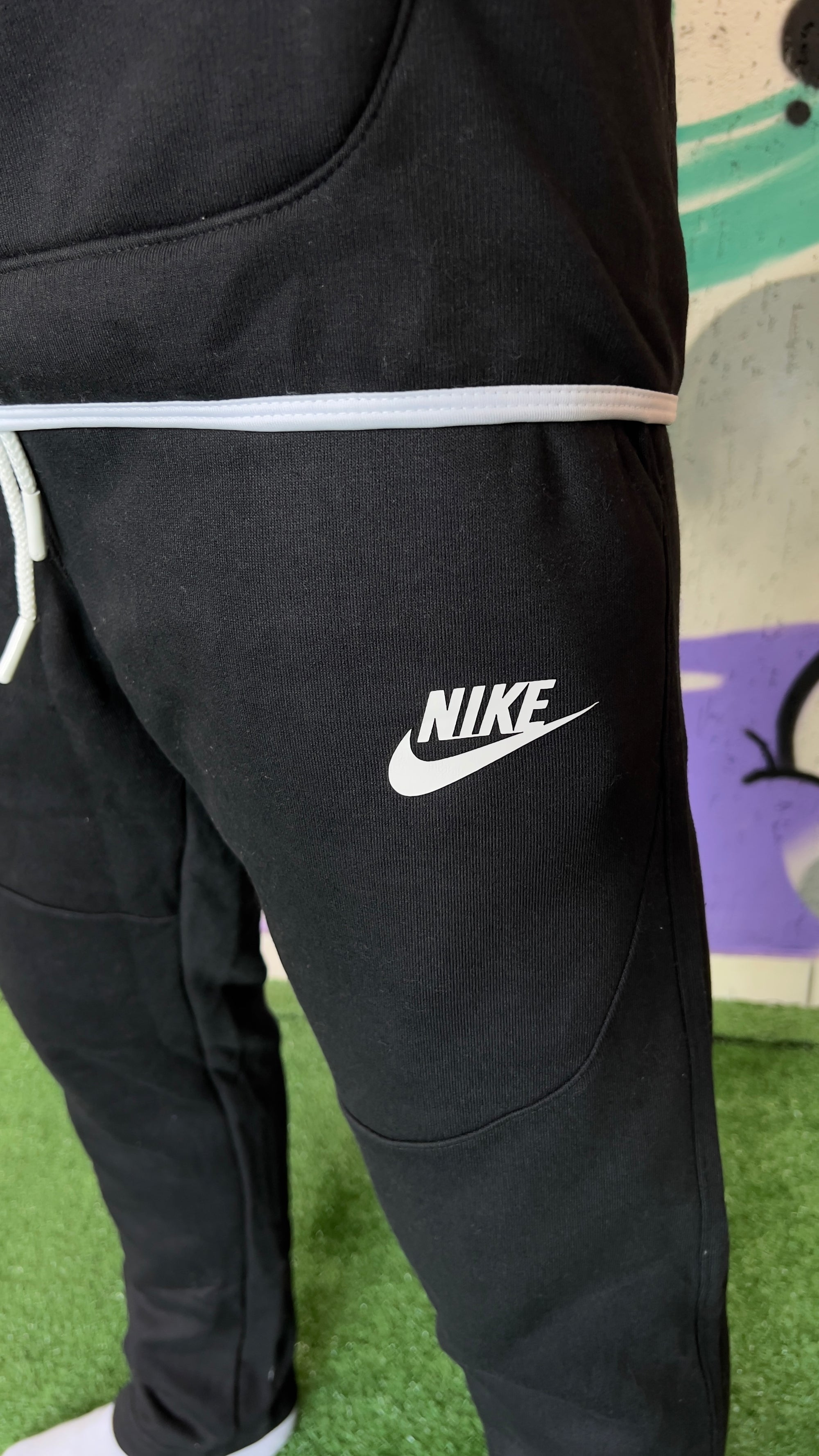 CONJUNTO TECH FLEECE BLACK WHITE