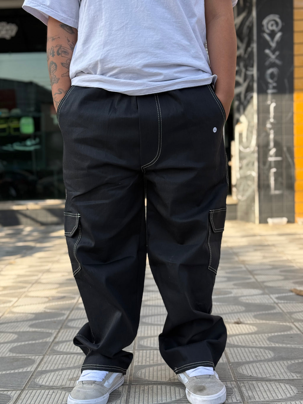 CALÇA CARGO PRETA LINHAS BRANCAS