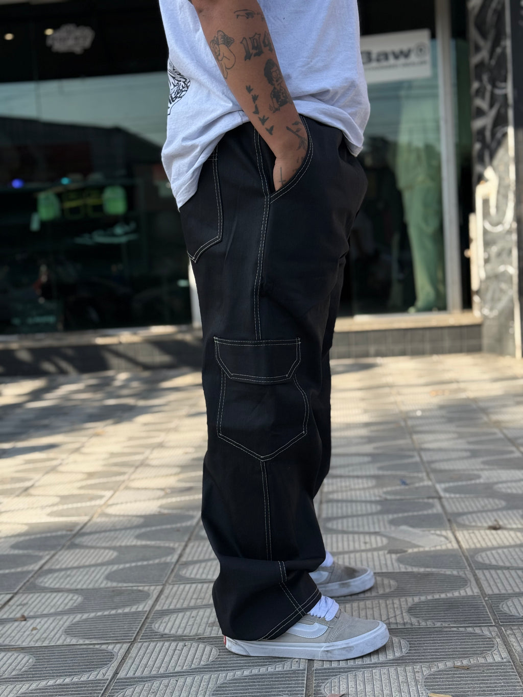 CALÇA CARGO PRETA LINHAS BRANCAS