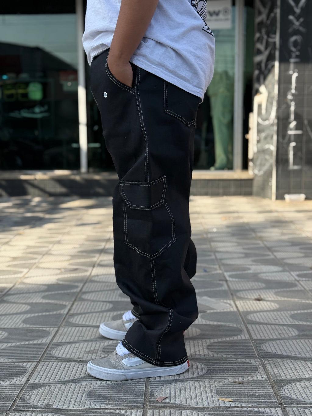 CALÇA CARGO PRETA LINHAS BRANCAS