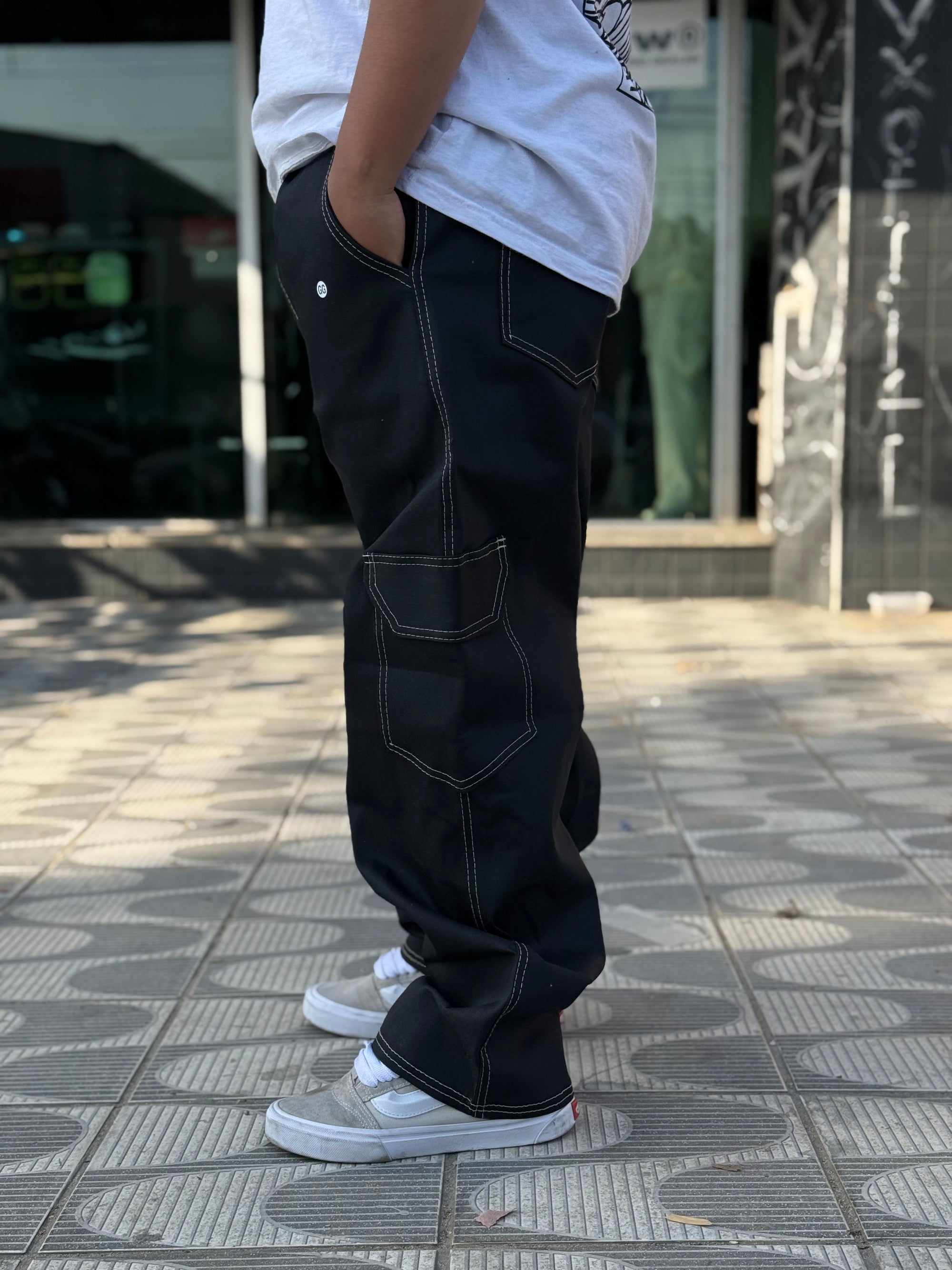 CALÇA CARGO PRETA LINHAS BRANCAS